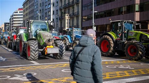 İspanya'da çiftçilerin yol kapatma eylemi üçüncü gününe girdi - Son Dakika Haberleri